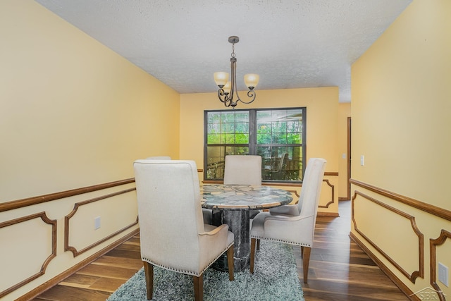 4918 Frontier Ln, Saginaw, MI 48603 - dining space with dark wood finished floors, a chandelier, and a textured ceiling