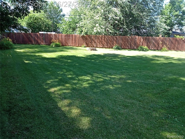 8283 Christine St, Warren, MI 48093 - view of yard