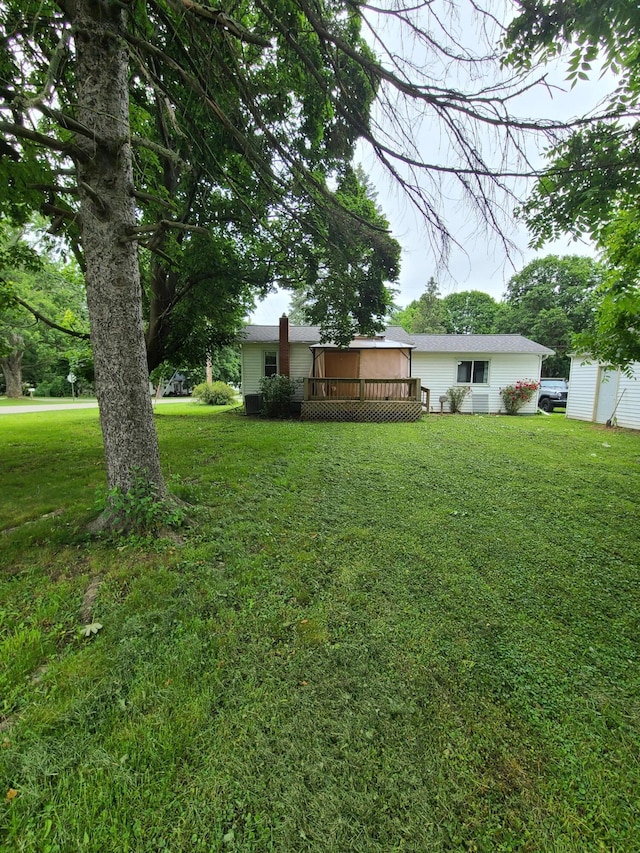 901 Helena Ave, Jackson, MI 49203 - view of grassy yard with a wooden deck