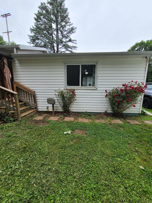 901 Helena Ave, Jackson, MI 49203 - view of side of home with a yard