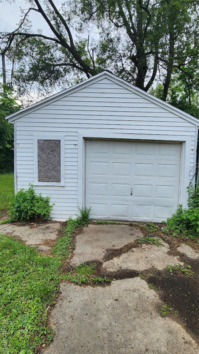 10947 Roxbury St, Detroit, MI 48224 - garage featuring driveway