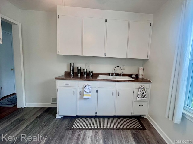 13509 Backus St, Southgate, MI 48195 - bar area with a sink and dark wood finished floors