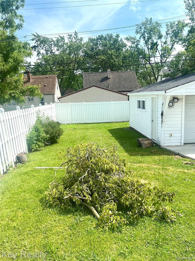 13509 Backus St, Southgate, MI 48195 - view of yard with an outdoor structure and a garage