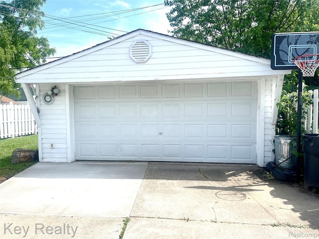 13509 Backus St, Southgate, MI 48195 - view of detached garage