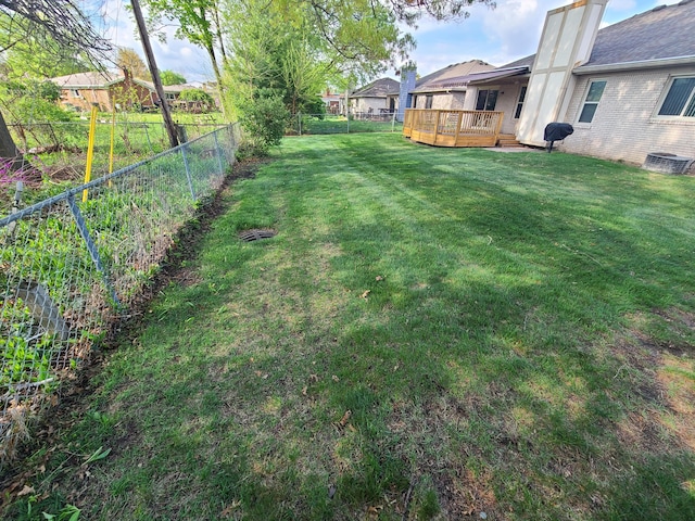 3393 Kevin Cir, Warren, MI 48092 - fenced backyard featuring a deck