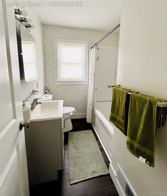 1918 Cherrylawn Dr, Flint, MI 48504 - full bath with vanity, shower / bath combo with shower curtain, wood finished floors, and wallpapered walls