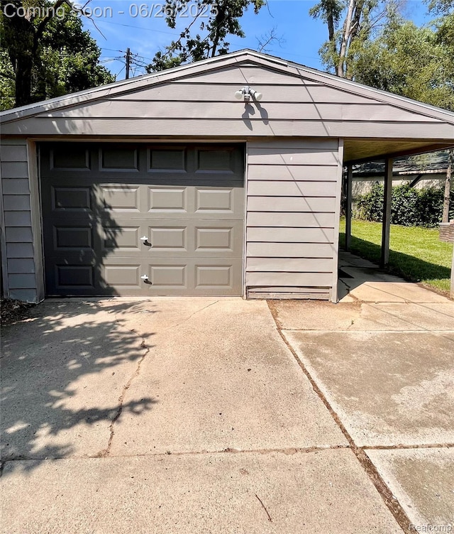 1918 Cherrylawn Dr, Flint, MI 48504 - detached garage with driveway