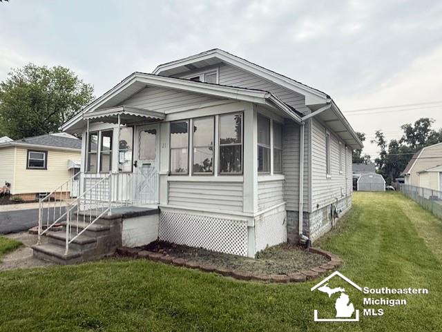 211 Huber Dr, Monroe, MI 48162 - manufactured / mobile home featuring a sunroom