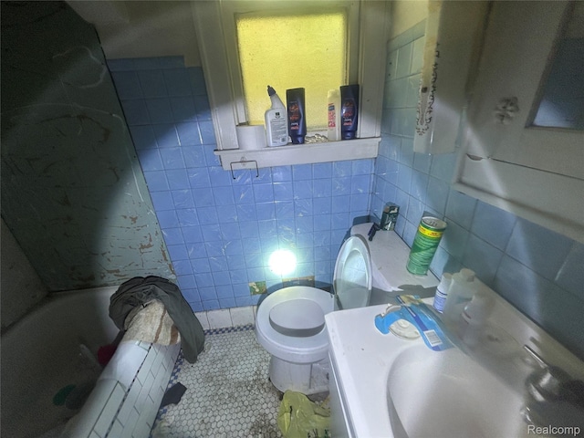 18602 Brinker St, Detroit, MI 48234 - bathroom with tile walls, a tub to relax in, and tile patterned flooring