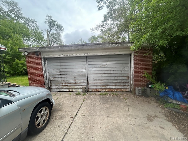 18602 Brinker St, Detroit, MI 48234 - garage with concrete driveway