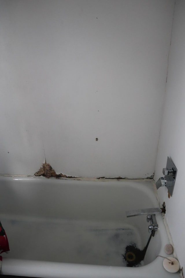 5523 Oregon St, Detroit, MI 48204 - bathroom with a bathtub