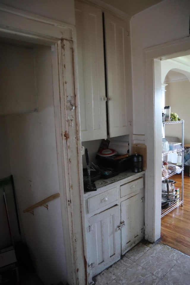 5523 Oregon St, Detroit, MI 48204 - bar area with arched walkways