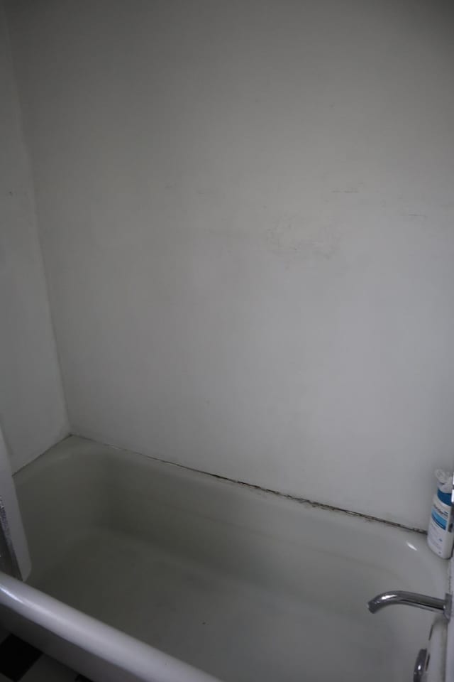 5523 Oregon St, Detroit, MI 48204 - full bathroom with a tub