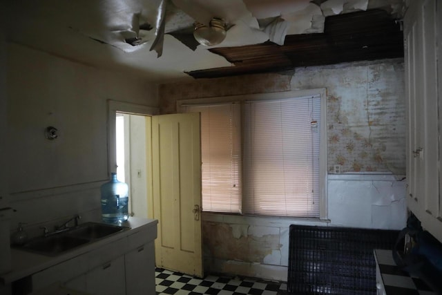 5523 Oregon St, Detroit, MI 48204 - kitchen featuring light floors and a sink