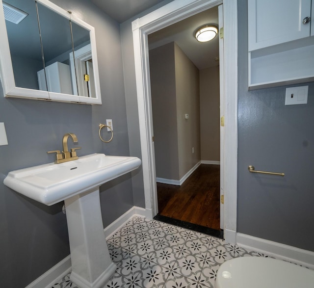2712 Voorheis Rd, Waterford, MI 48328 - bathroom featuring baseboards