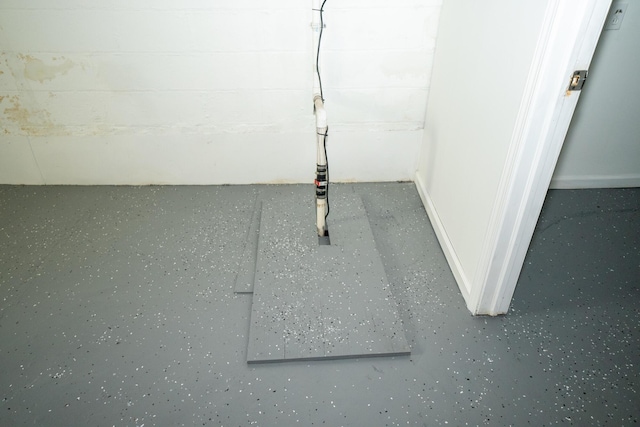 2712 Voorheis Rd, Waterford, MI 48328 - detailed view of baseboards