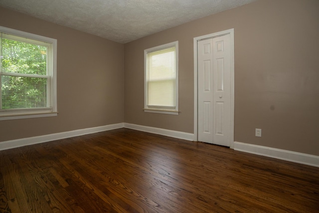 2712 Voorheis Rd, Waterford, MI 48328 - unfurnished room with dark wood-style floors and a textured ceiling