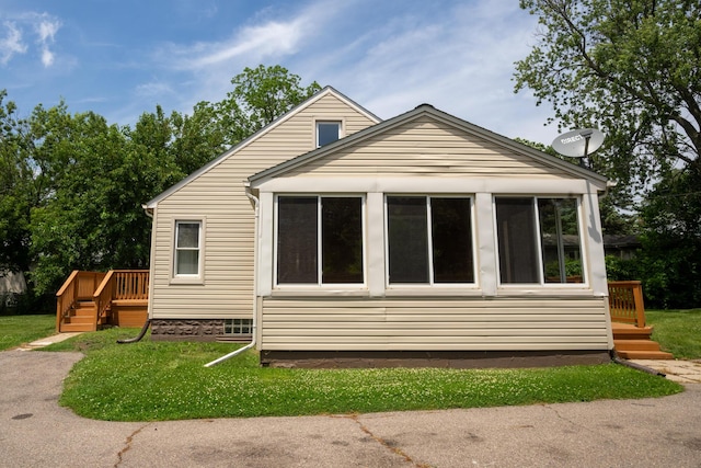 2712 Voorheis Rd, Waterford, MI 48328 - view of side of property featuring a deck, a sunroom, and a lawn