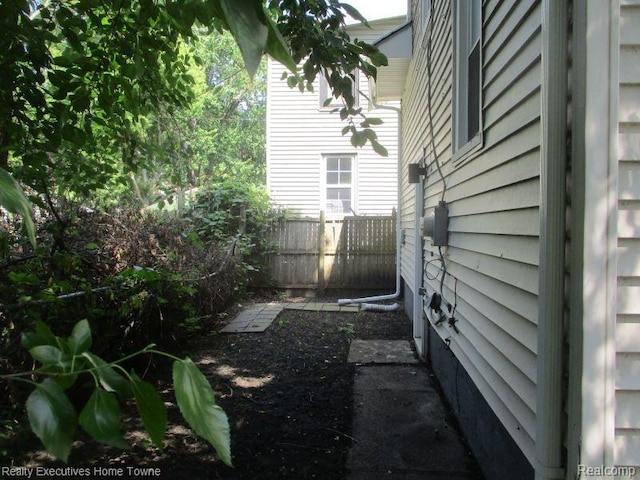 1027 Elmwood St, Port Huron, MI 48060 - view of yard