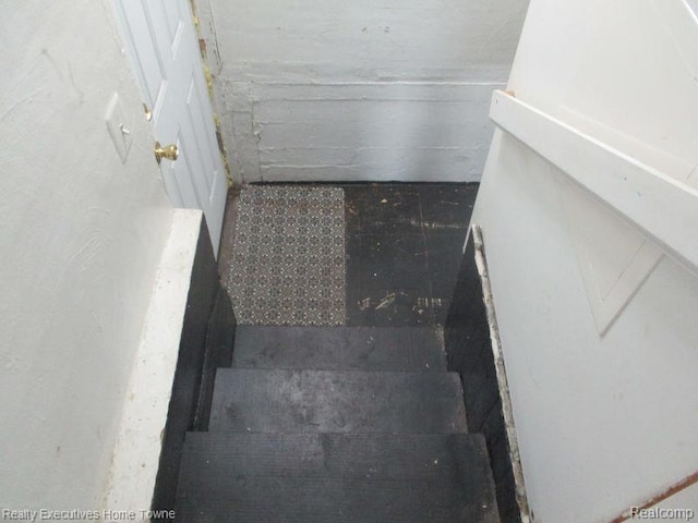 1027 Elmwood St, Port Huron, MI 48060 - view of staircase
