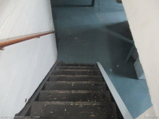 1027 Elmwood St, Port Huron, MI 48060 - view of staircase