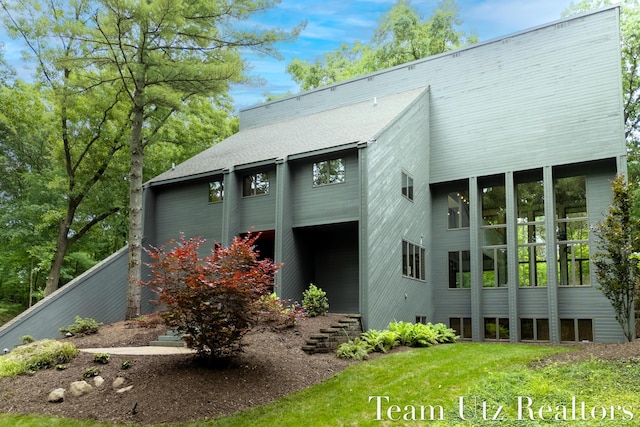 410 Greentree Ln NE, Ada, MI 49301 - rear view of property featuring a lawn