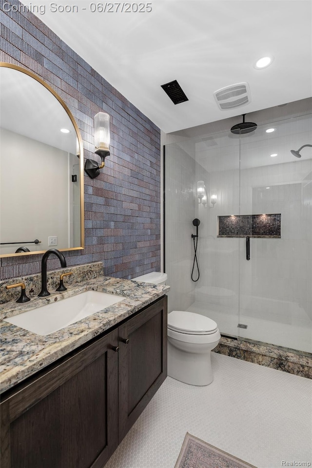 8264 Stoney Creek Dr, South Lyon, MI 48178 - bathroom featuring tiled shower, vanity, and recessed lighting