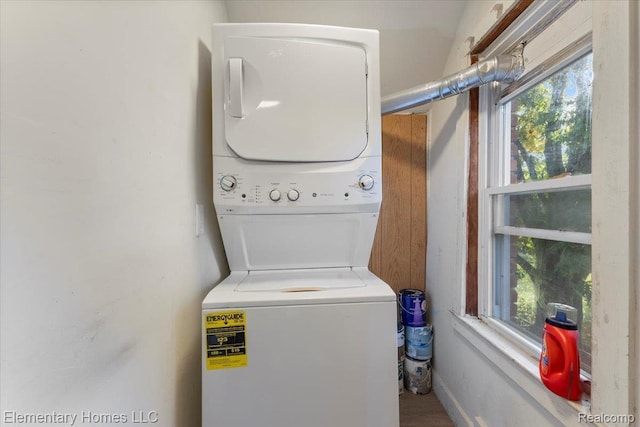 45866 Gable Inn St, Shelby Twp, MI 48317 - laundry area featuring stacked washer / dryer and baseboards