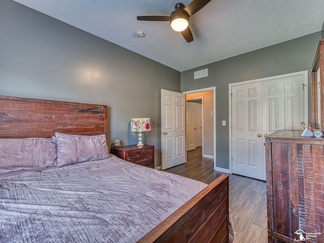 5257 Torrington Dr, Monroe, MI 48161 - bedroom featuring a textured ceiling, wood finished floors, lofted ceiling, and ceiling fan