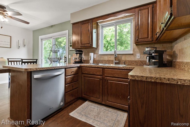 4438 Bridgeman Trl, Swartz Creek, MI 48473 - kitchen featuring dishwasher, a ceiling fan, decorative backsplash, and a peninsula