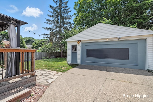 920 Graceland St NE, Grand Rapids, MI 49505 - detached garage with driveway