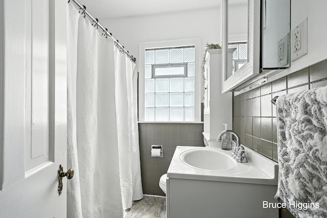 920 Graceland St NE, Grand Rapids, MI 49505 - bathroom featuring tile walls and vanity