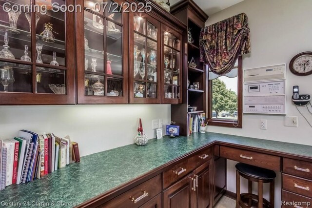 31085 Estate Woods Ct, Farmington Hills, MI 48331 - bar featuring built in study area