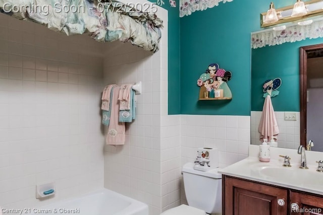 31085 Estate Woods Ct, Farmington Hills, MI 48331 - full bath featuring vanity, a tub to relax in, and tile walls