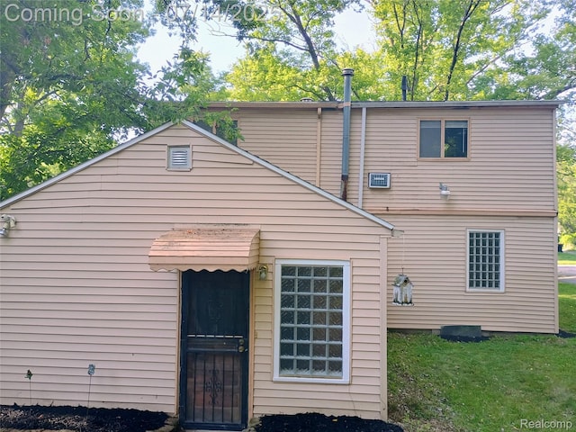 19241 Melrose Ave, Southfield, MI 48075 - rear view of house with a yard
