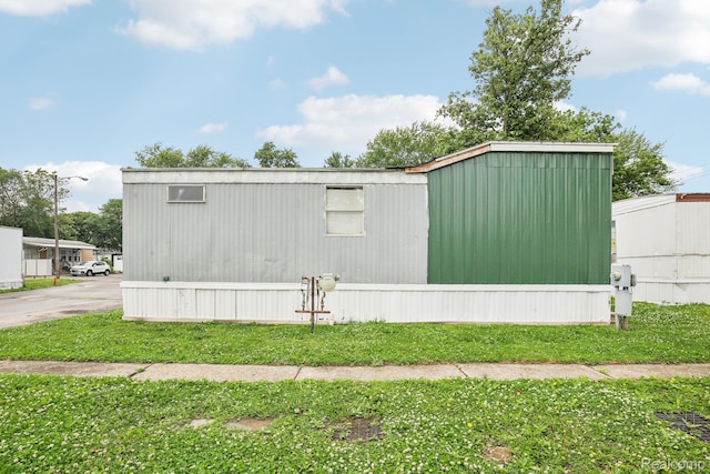 7062 Ready Ave, Warren, MI 48091 - view of side of home