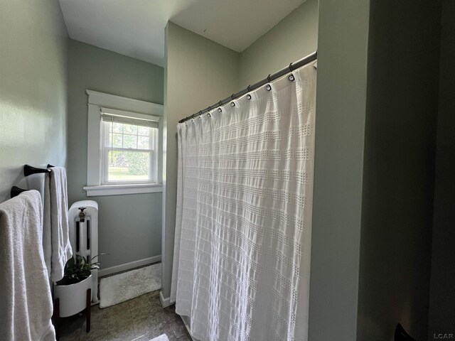 950 College Ave, Adrian, MI 49221 - full bath featuring a shower with shower curtain