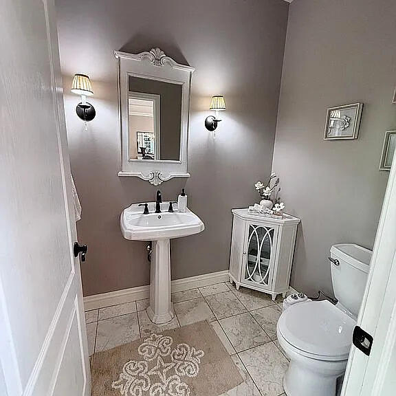 8255 Shady Brook Ln, Flushing, MI 48433 - bathroom with toilet and baseboards