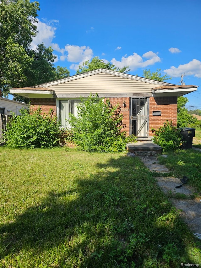 4384 Algonquin St, Detroit, MI 48215 - ranch-style house with brick siding and a front yard