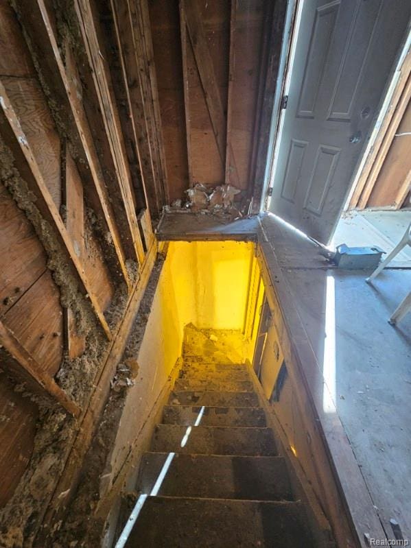 4384 Algonquin St, Detroit, MI 48215 - view of staircase