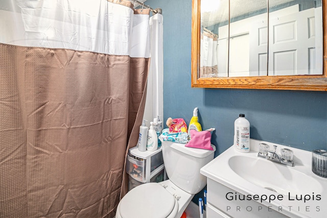612 Norman St, Lansing, MI 48910 - full bathroom featuring vanity and curtained shower