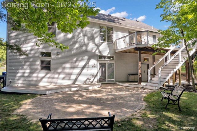 1522 Oregon Ct, Waterford, MI 48327 - rear view of house with a wooden deck and a patio