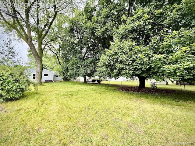 2526 Genes Dr, West Bloomfield, MI 48326 - view of yard