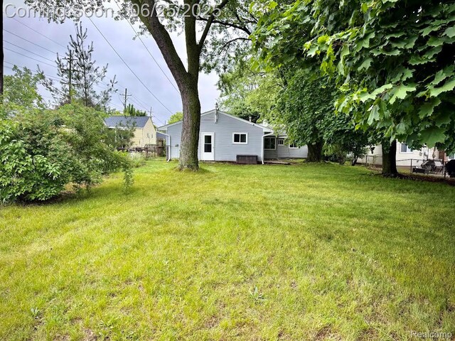 2526 Genes Dr, West Bloomfield, MI 48326 - view of yard