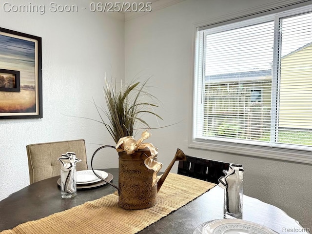 2526 Genes Dr, West Bloomfield, MI 48326 - dining area view of a textured wall