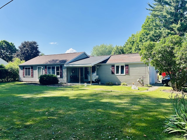 6673 W 64th St, Fremont, MI 49412 - ranch-style house with a front yard