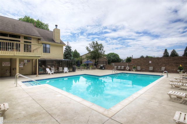2635 Greenstone Blvd Unit 508, Auburn Hills, MI 48326 - community pool with a patio area