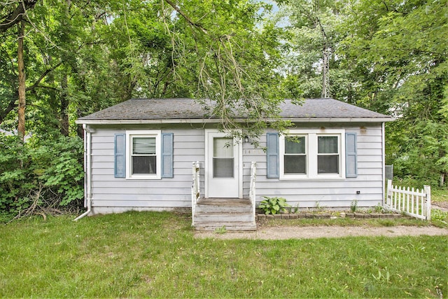 1493 Remus St, Kalamazoo, MI 49004 - bungalow featuring roof with shingles