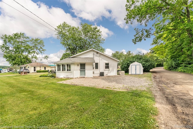 11729 Algonquin Dr, Pinckney, MI 48169 - view of front facade with a storage shed, a front lawn, and driveway
