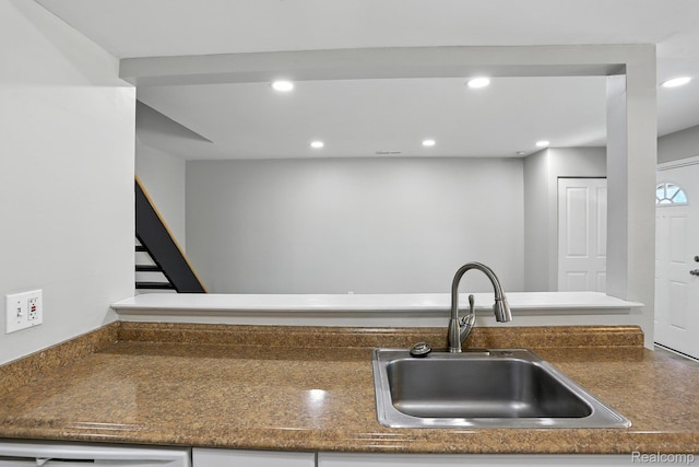 3043 Oakridge Ct, Lake Orion, MI 48360 - kitchen featuring recessed lighting and dark countertops